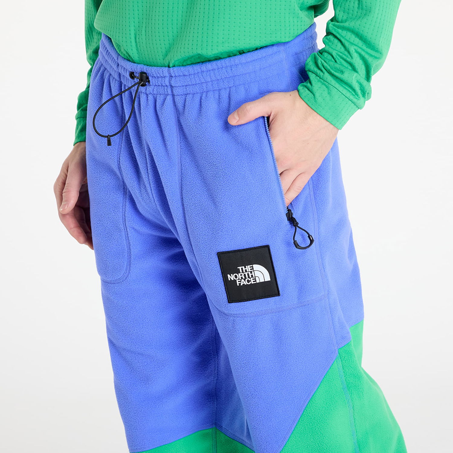 Спортни панталони The North Face Yinka Ilori x Fleece Pant Solar Blue/ Optic Emerald Зелено | NF0A89GG0IG1, 1