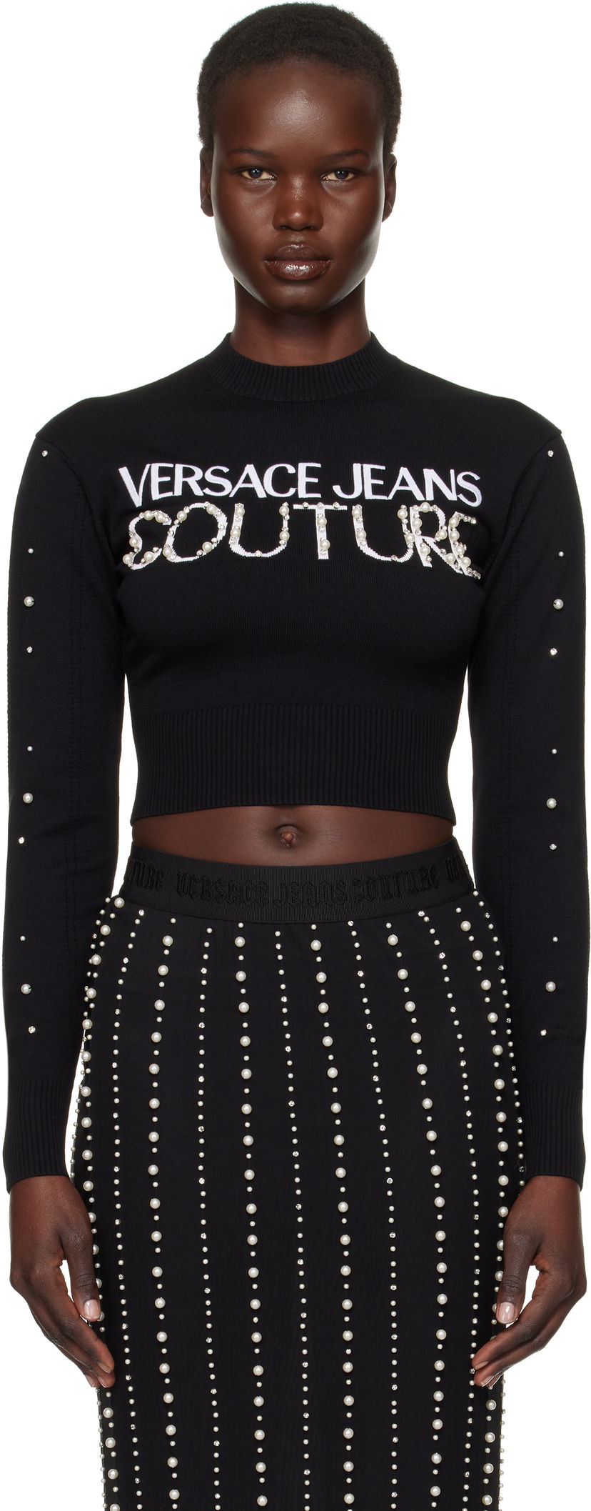 Пуловер Versace Embellished Logo Cropped Sweater Черно | E77HAFM30_ECMN60