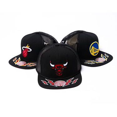 Шапка с козирка Mitchell & Ness Recharge Trucker Chicago Bulls Black Черно | HHSS7016-CBUYYPPPBLCK, 2