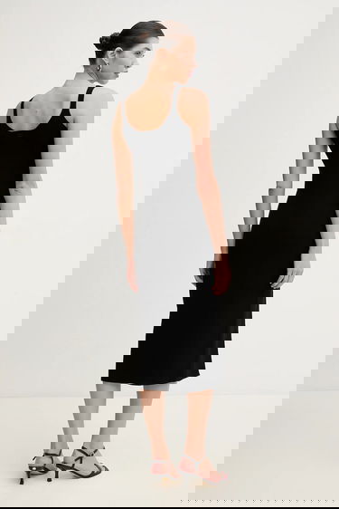 Pокля Lacoste Lacoste Midi Knit Dress with V-Neck and Slit Черно | EF9270, 2