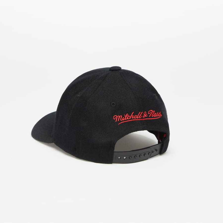 Шапка с козирка Mitchell & Ness NBA Team Logo Snapback Chicago Bulls Черно | HHSSINTL1245-CBUBLCK, 1