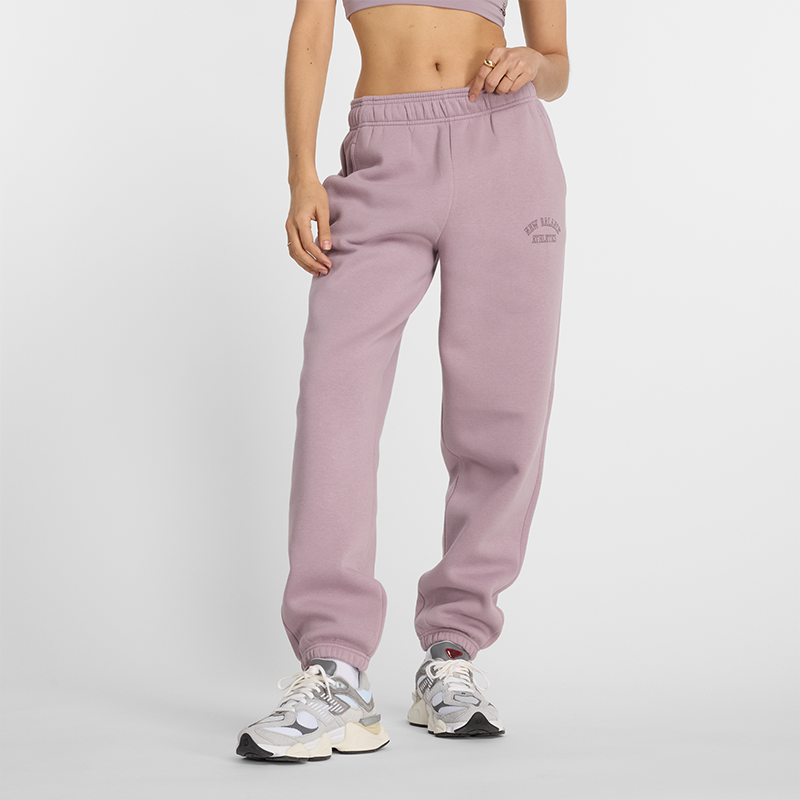 Спортни панталони New Balance NB Sweatpants Лилаво | Dámske nohavice New Balance WP43500ICW – ružové, 0