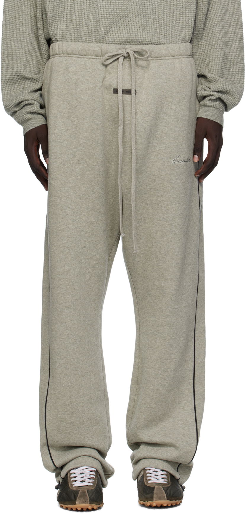 Спортни панталони Fear of God ESSENTIALS Relaxed Fleece Piping Sweatpants Сиво | 130SP258065F