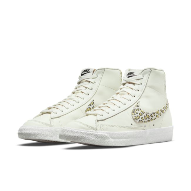 Кецове и обувки Nike Blazer Mid '77 SE W Бежово | DH9633-100, 1